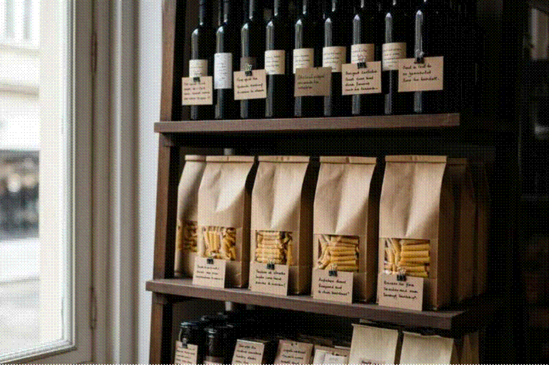 Cím: Buono.hu style Italian grocery shelf near Oktogon – olive oil and pasta – leírás: Buono.hu style Italian grocery shelf near Oktogon – olive oil and pasta